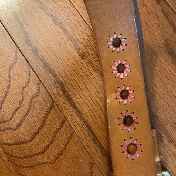 Gap size medium genuine leather belt. The color is tan - Picture 6 of 7